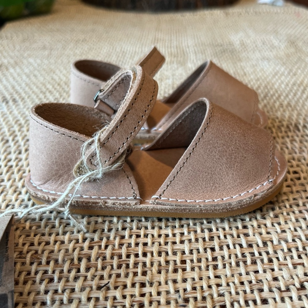 SIZE 4 baby/toddler PONS. Never worn.